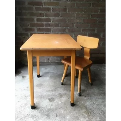 Vintage kleutertafeltje met stoeltje nr 321 Vintage kleutertafeltje met stoeltje nr 321