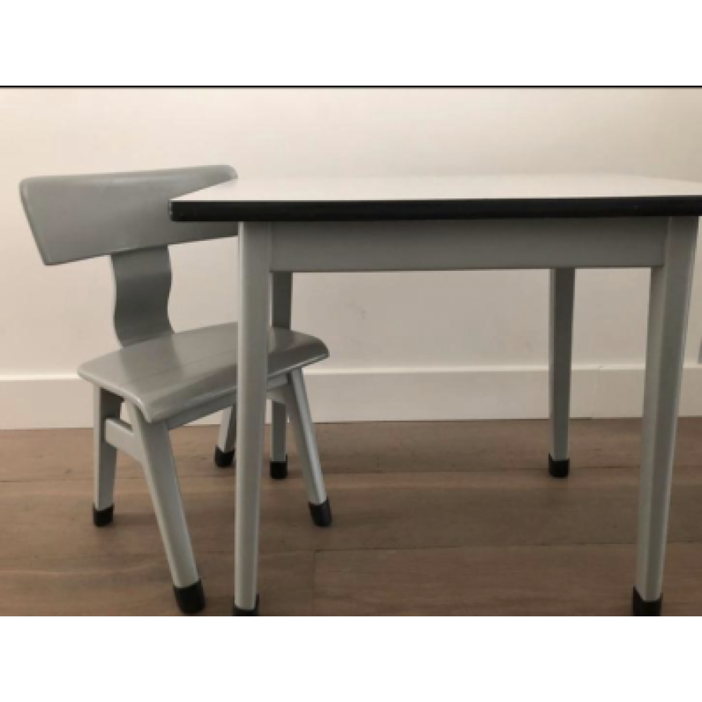Vintage kindertafel met stoeltje nr 23
