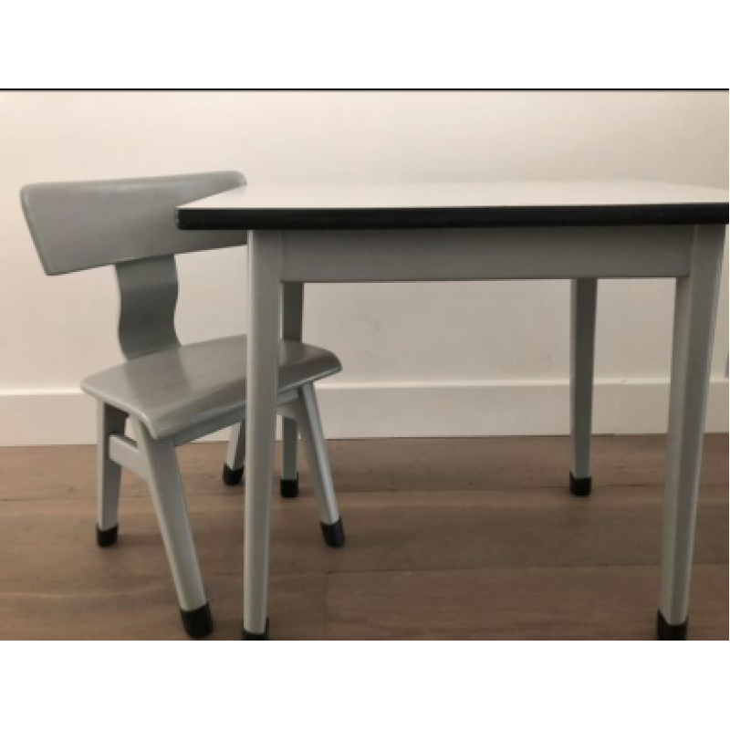 Vintage kindertafel met stoeltje nr 23