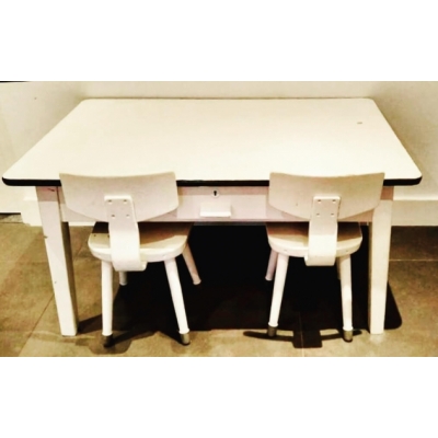 Grote robuuste kindertafel met twee schoolstoeltjes Grote robuuste kindertafel met twee schoolstoeltjes