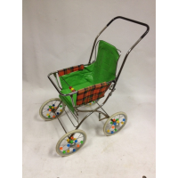 Vintage poppenwagen uit de jaren 70